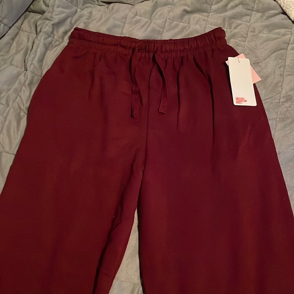 Selling sweatpants because they’re too small, Brand is Fleece Factory, size L